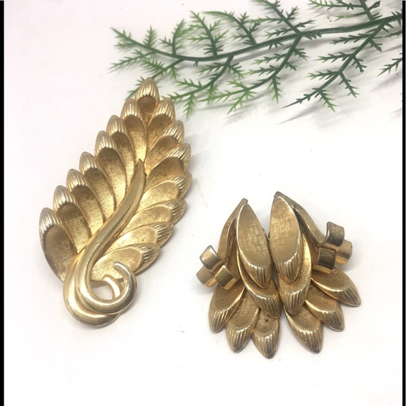 Vtg Textured gold-t brooch , clip earrings sets. - Picture 1 of 5
